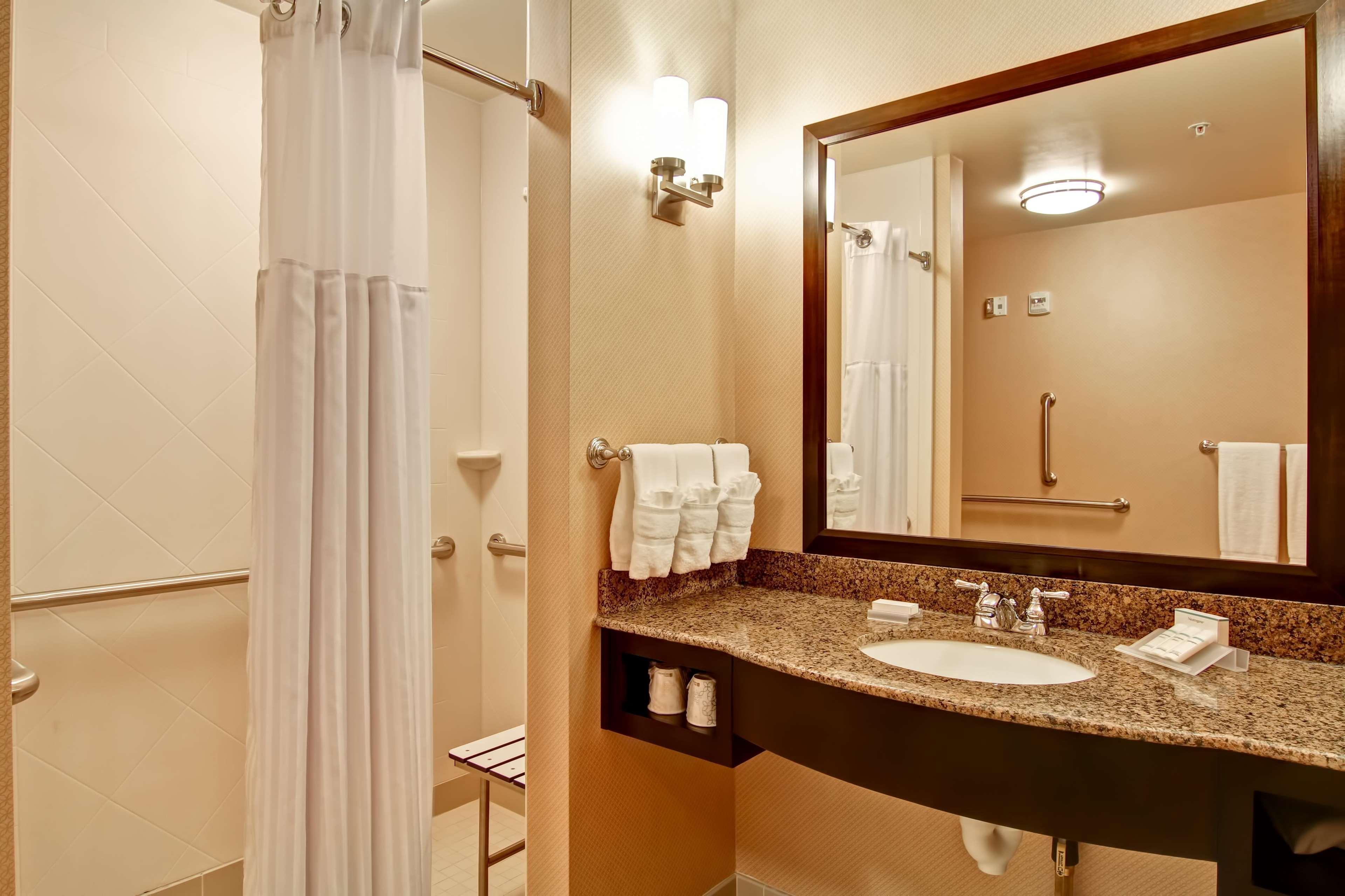 Hilton Garden Inn וודברידג' מראה חיצוני תמונה
