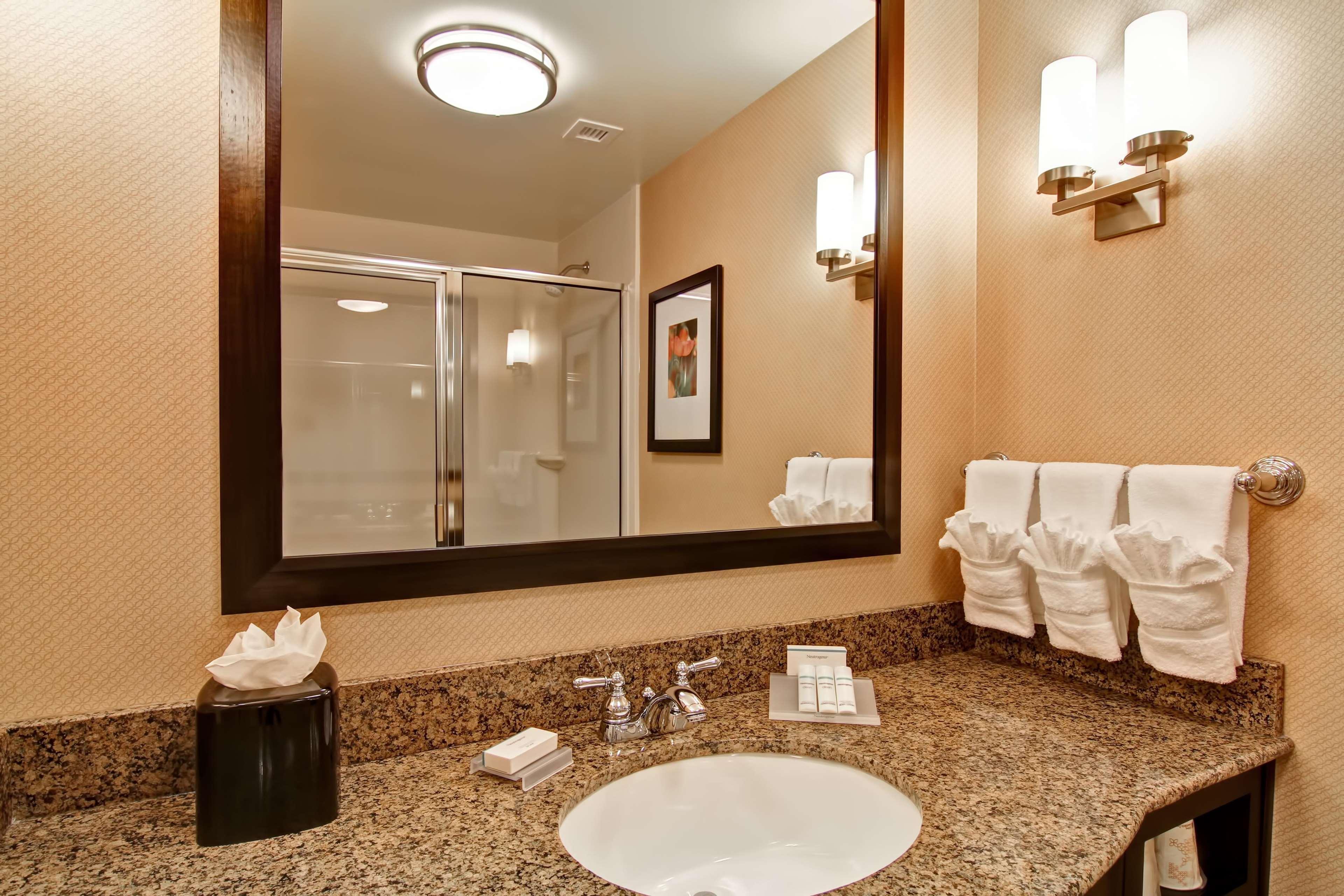 Hilton Garden Inn וודברידג' מראה חיצוני תמונה