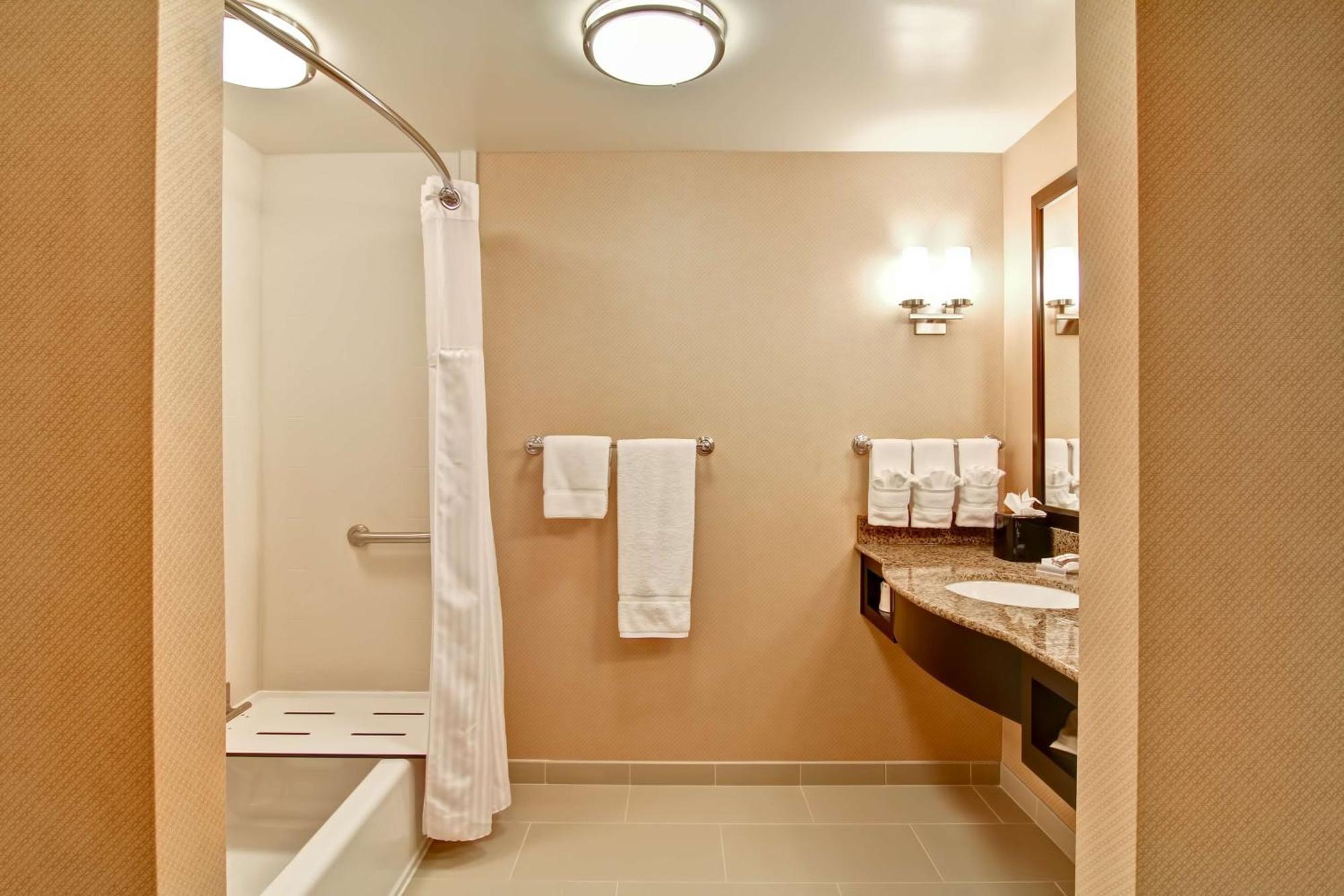 Hilton Garden Inn וודברידג' מראה חיצוני תמונה