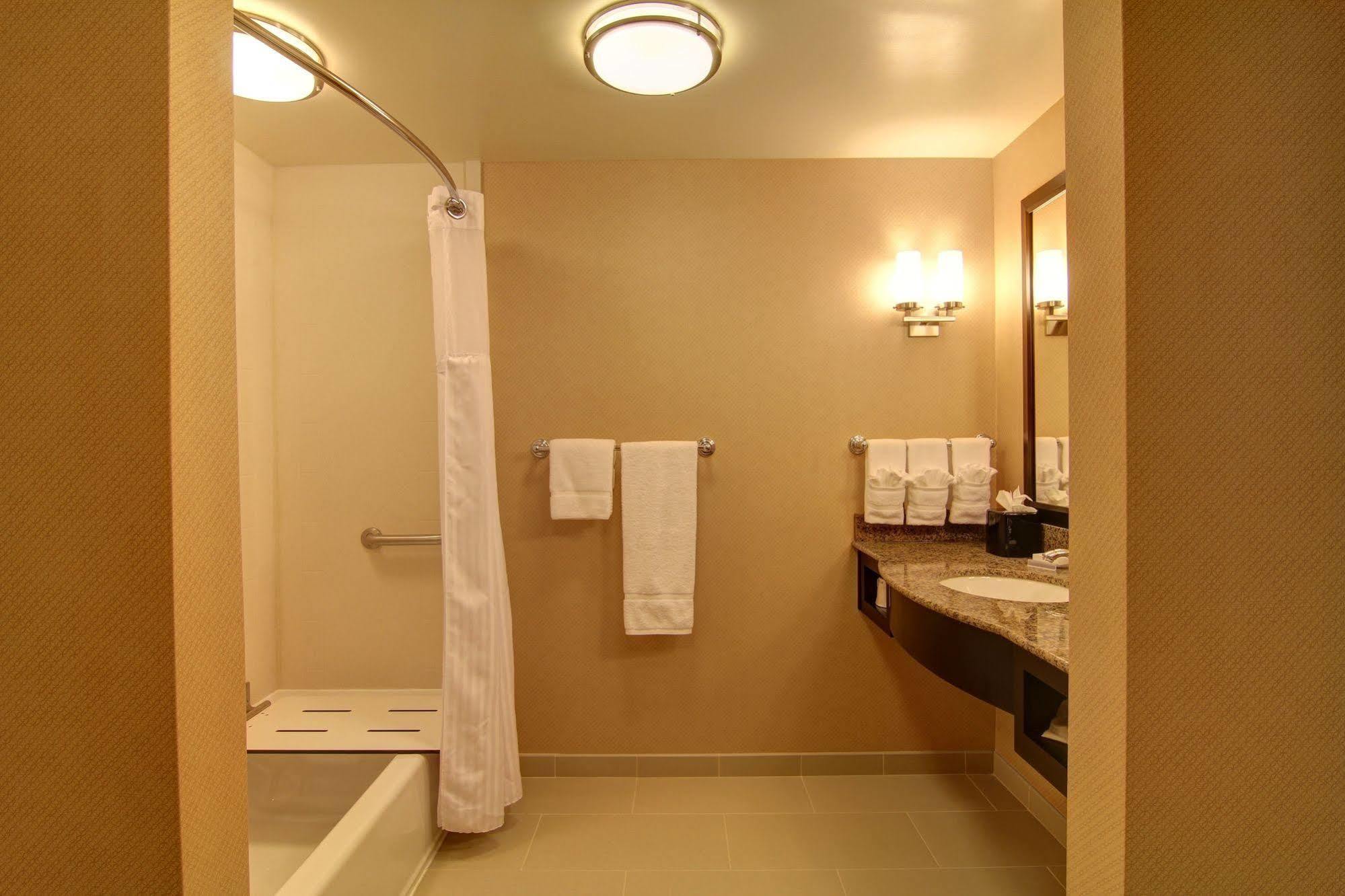Hilton Garden Inn וודברידג' מראה חיצוני תמונה