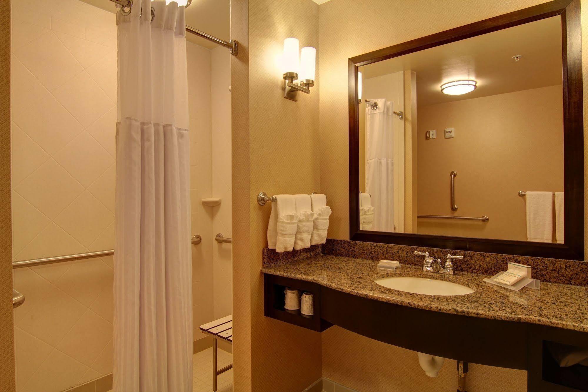 Hilton Garden Inn וודברידג' מראה חיצוני תמונה