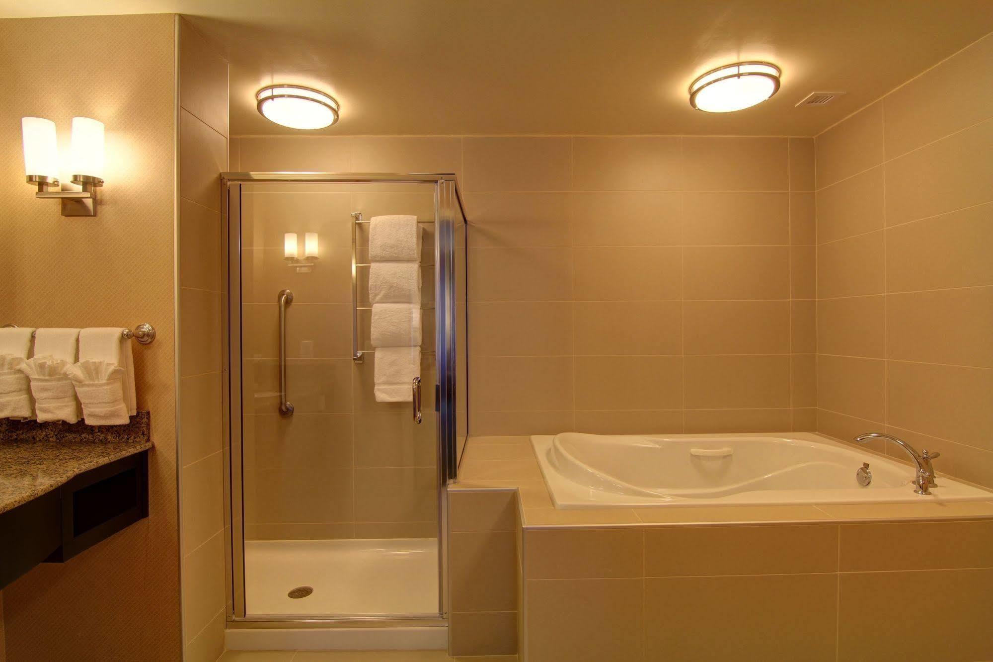 Hilton Garden Inn וודברידג' מראה חיצוני תמונה