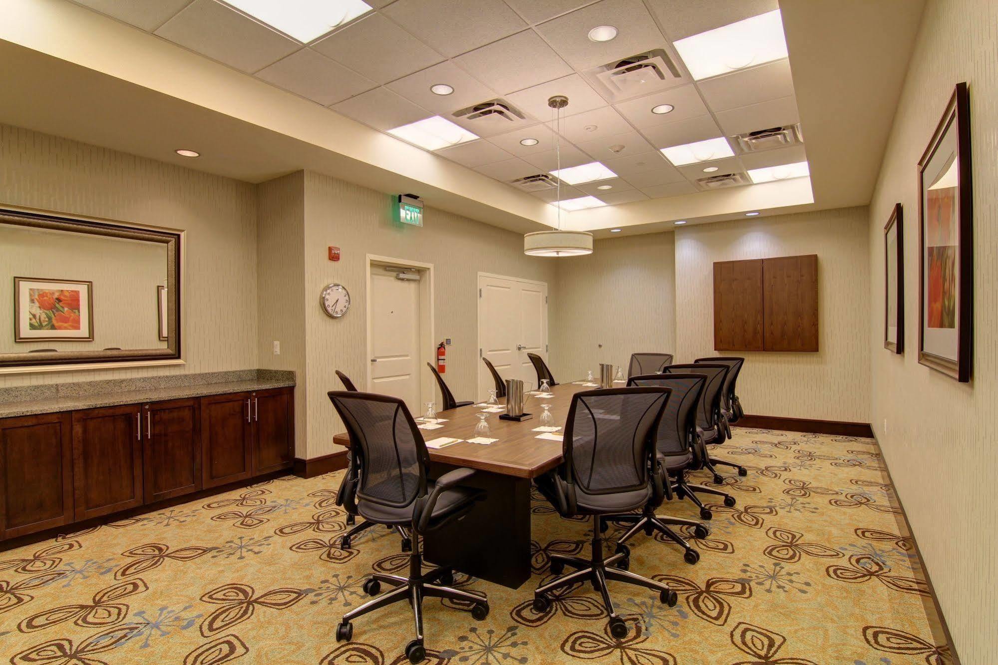 Hilton Garden Inn וודברידג' מראה חיצוני תמונה
